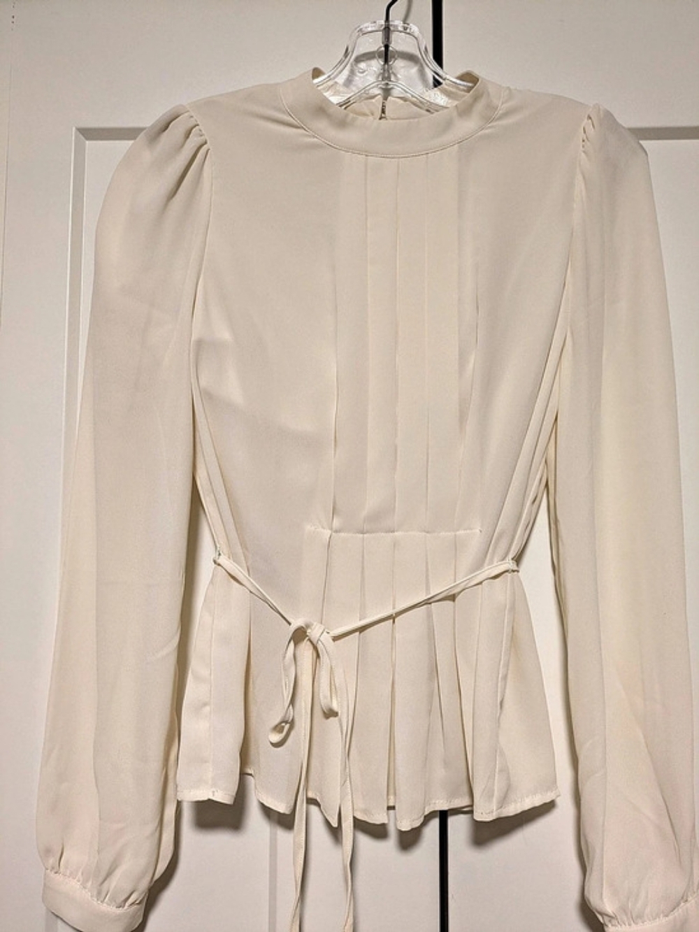 Zero Moda Pleated Long Sleeve Blouse in Cream Size Small Like New